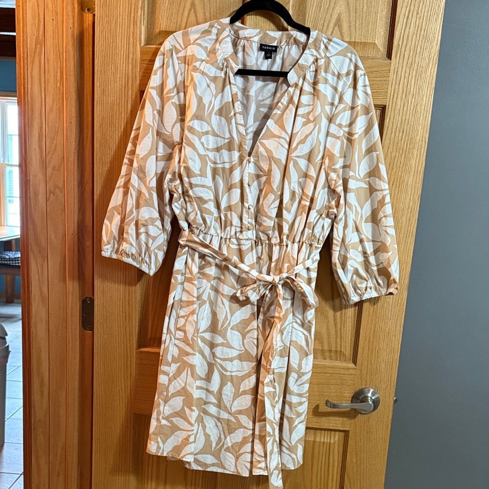 Torrid Beige Leaf Pattern dress